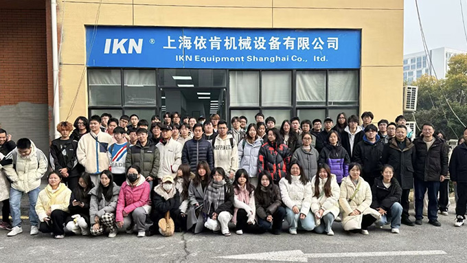 熱烈歡迎上海某高?；は到淌诩皩W(xué)生蒞臨我司參觀指導(dǎo)